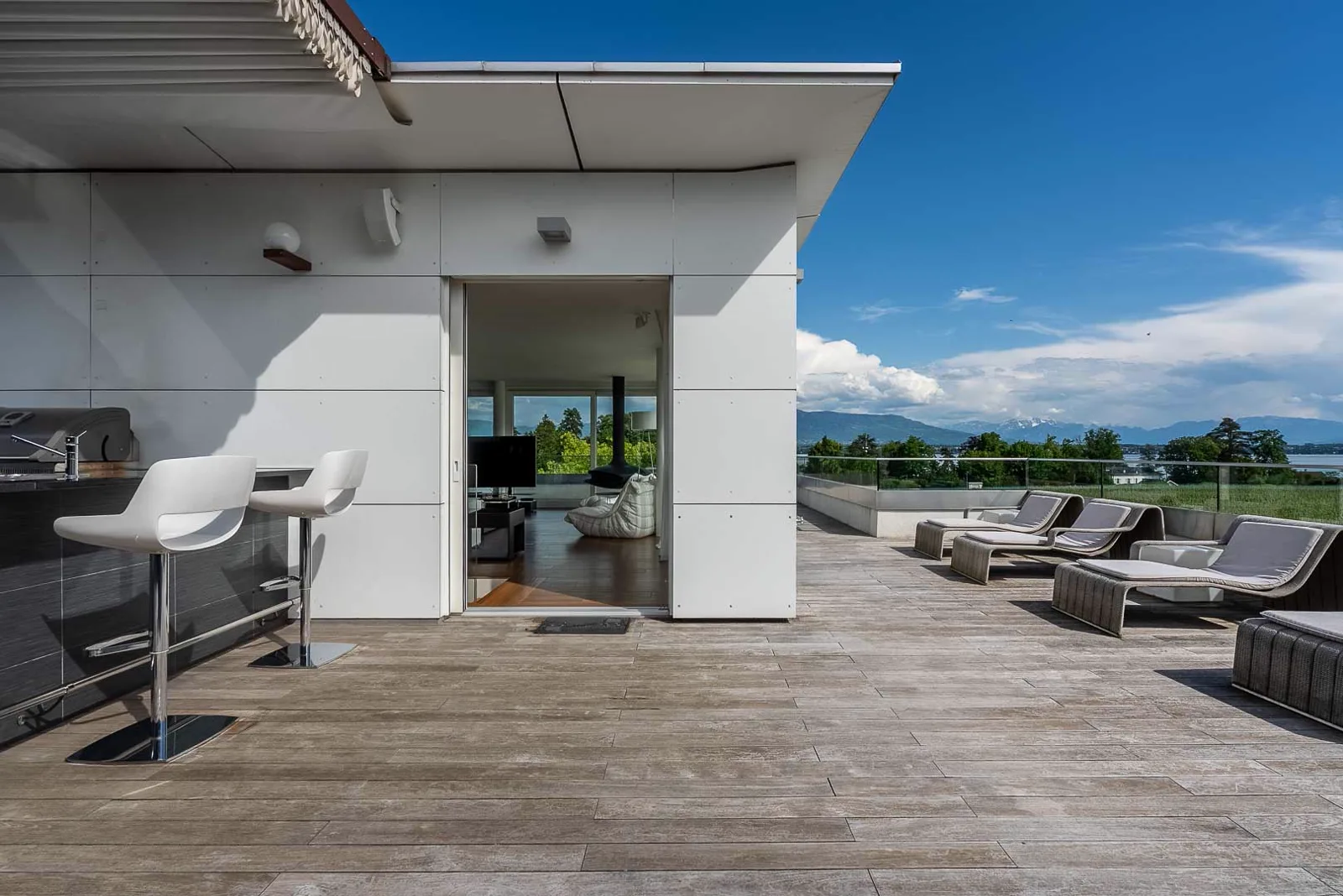 Grande terrasse contemporaine ouverte sur le lac à Coppet